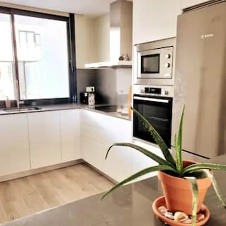 Modern Terrassed House Close بيت للعطل *